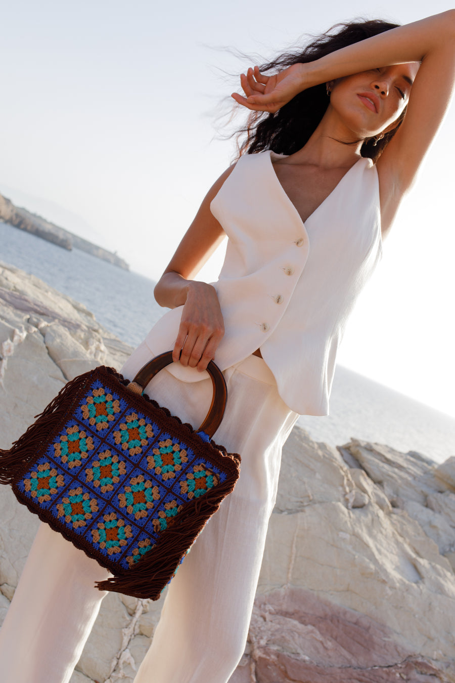 This tote bag is made from a precious "Granny" stitch.  The long bangs are a perfect setting for a unique product in the collection. Simple and elegant, it is recommended for the dreamy and visionary woman.