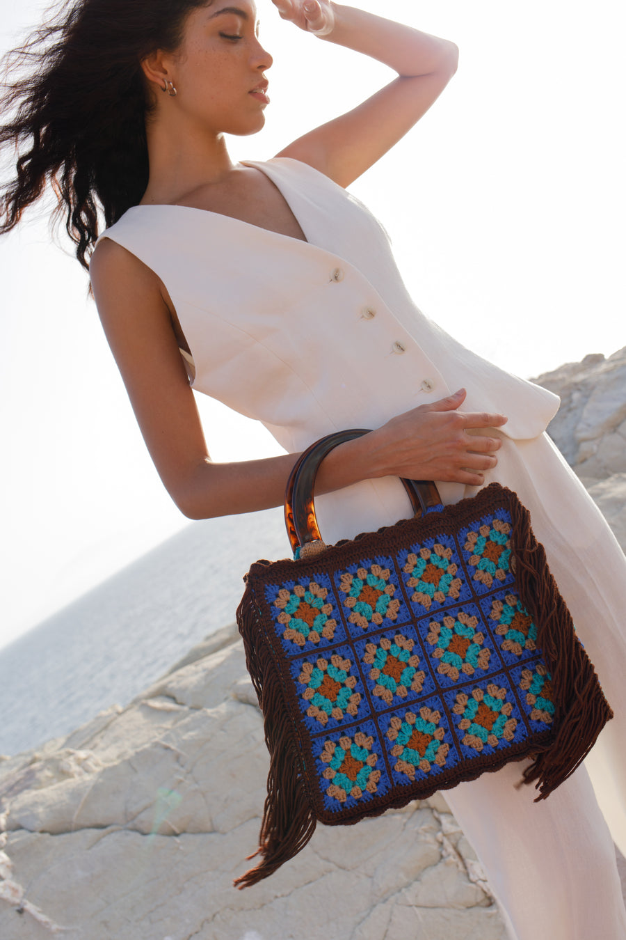 This tote bag is made from a precious "Granny" stitch.  The long bangs are a perfect setting for a unique product in the collection. Simple and elegant, it is recommended for the dreamy and visionary woman.