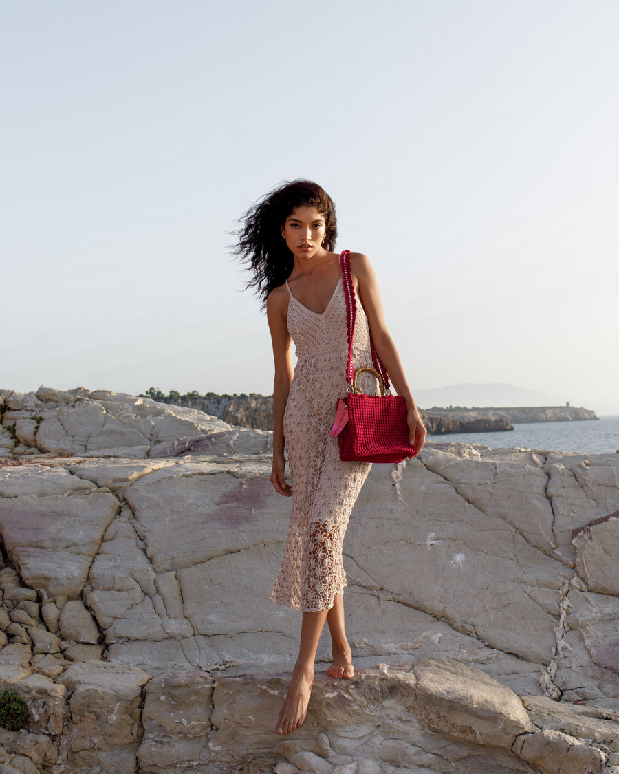 Natura, energia, sensazioni, emozioni, vita; tutto questo racchiuso in una piccola Light Bag, elegante e capiente.  Compatta e glamour x è un gioiello di punta dell'intera collezione, raccomandata per la donna ardente e passionale.     ARTICOLO UNICO.   Manici in Bambù Parti metalliche argentate Tracolla rimovibile interamente rivestita  Tasca interna Interni in juta fibra tessile ed ecologica  Manifattura artigianale Prodotta in Italia Misure 23x21x13