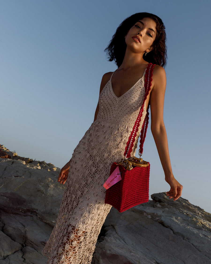 Natura, energia, sensazioni, emozioni, vita; tutto questo racchiuso in una piccola Light Bag, elegante e capiente.  Compatta e glamour x è un gioiello di punta dell'intera collezione, raccomandata per la donna ardente e passionale.     ARTICOLO UNICO.   Manici in Bambù Parti metalliche argentate Tracolla rimovibile interamente rivestita  Tasca interna Interni in juta fibra tessile ed ecologica  Manifattura artigianale Prodotta in Italia Misure 23x21x13