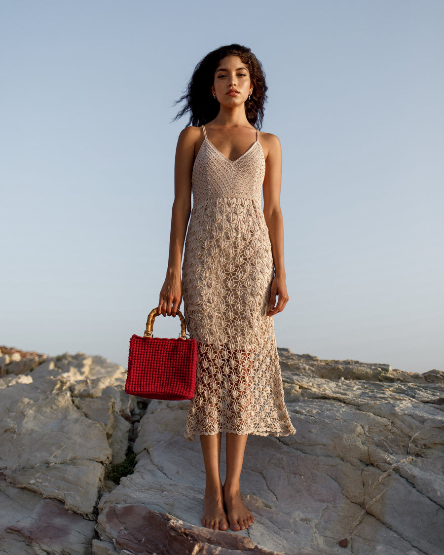 Natura, energia, sensazioni, emozioni, vita; tutto questo racchiuso in una piccola Light Bag, elegante e capiente.  Compatta e glamour x è un gioiello di punta dell'intera collezione, raccomandata per la donna ardente e passionale.     ARTICOLO UNICO.   Manici in Bambù Parti metalliche argentate Tracolla rimovibile interamente rivestita  Tasca interna Interni in juta fibra tessile ed ecologica  Manifattura artigianale Prodotta in Italia Misure 23x21x13