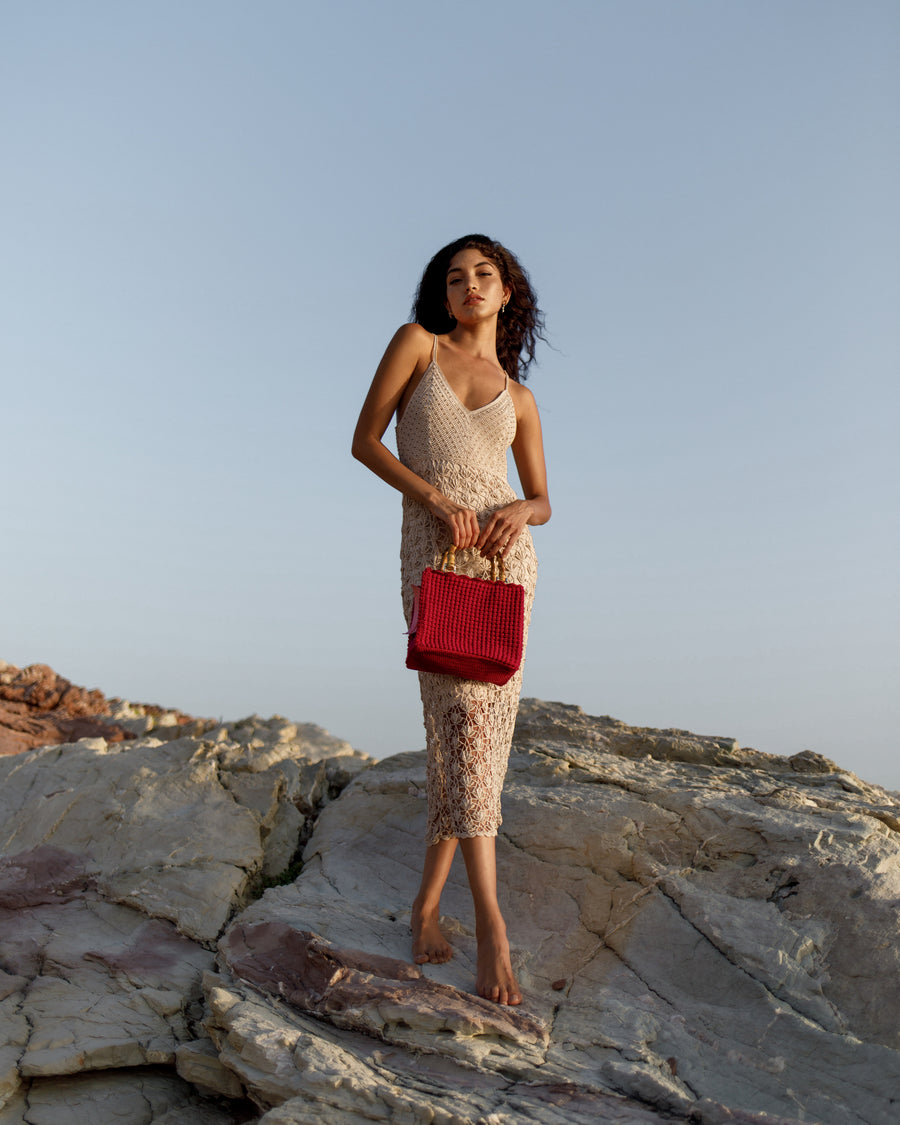 Natura, energia, sensazioni, emozioni, vita; tutto questo racchiuso in una piccola Light Bag, elegante e capiente.  Compatta e glamour x è un gioiello di punta dell'intera collezione, raccomandata per la donna ardente e passionale.     ARTICOLO UNICO.   Manici in Bambù Parti metalliche argentate Tracolla rimovibile interamente rivestita  Tasca interna Interni in juta fibra tessile ed ecologica  Manifattura artigianale Prodotta in Italia Misure 23x21x13