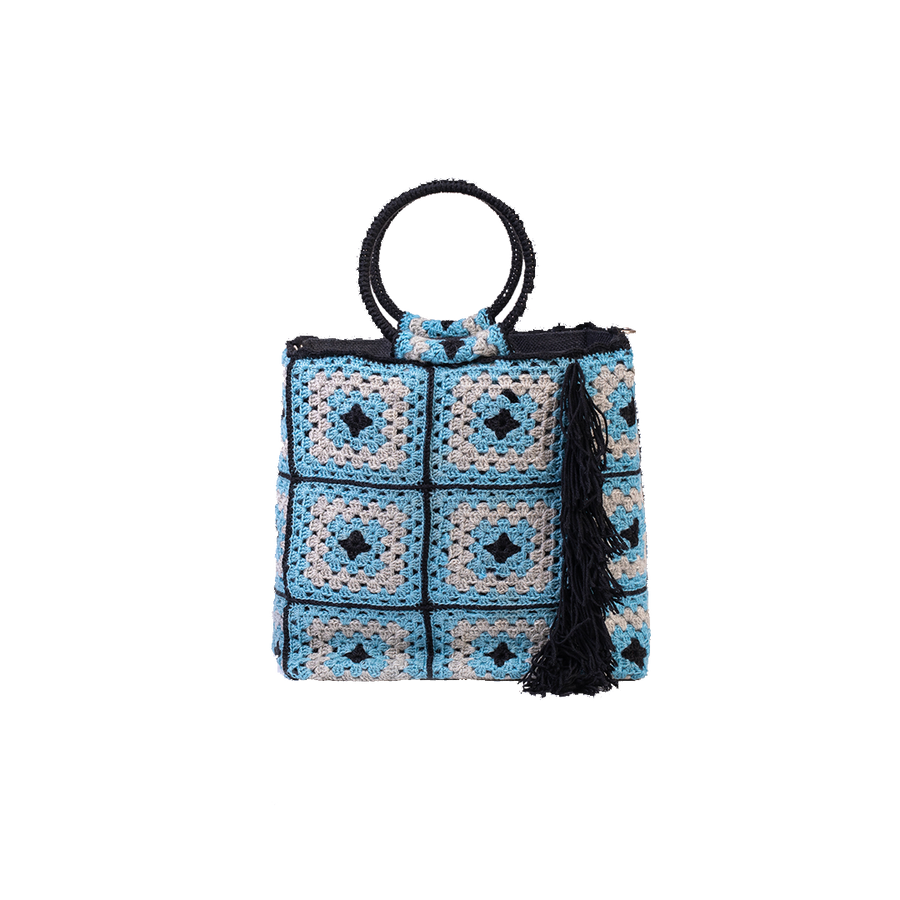 Shopping Bag lavorata mediante uncinetto con motivi originali di un celeste incanto e lunghe frange blu. Dedicata alle acque cristalline del mar mediterraneo. I suoi manici rigidi rivestiti a mano, permettono di indossarla come borsa a mano; La sua tracolla rimovibile, invece, permette di portare la borsa a spalla. Di manifattura artigianale, prodotta in Italia.