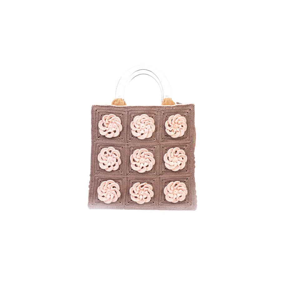 Tote bag di pregiata fattura è un elegante e capiente borsa adatta in ogni situazione. I suoi manici in plexiglass permettono di indossarla come borsa a mano. Elemento di manifattura artigianale, prodotta in Italia.
