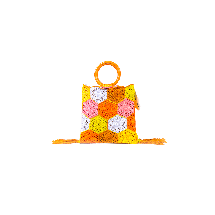 Tote bag di modeste dimensioni, realizzata ad uncinetto con frange laterali. Cementine di Marrakech esagonali e regolari compongono questo splendido ed unico pezzo della collezione. I manici in legno permettono di indossarla come borsa a mano; La sua tracolla rimovibile, invece, permette di portare la borsa a spalla. Di manifattura artigianale, prodotta in Italia. 
