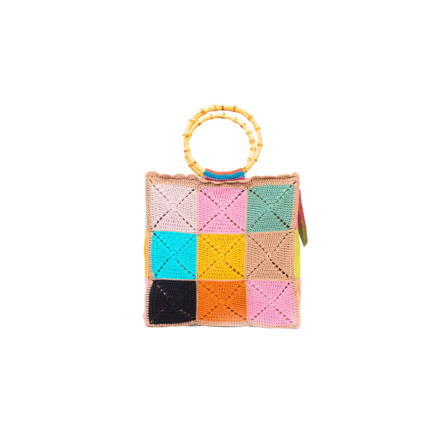 Design patchwork, Tote Bag di medie dimensioni, realizzata all’uncinetto. Estiva ed eccentrica questo pezzo è unico, composto da grandi quadratoni uniti grazie ad intrecci. I manici in bambù, uno dei simboli identificativi del brand, permettono di indossarla come borsa a mano; La sua tracolla rimovibile, invece, permette di portare la borsa a spalla. Di manifattura artigianale, prodotta in Italia.