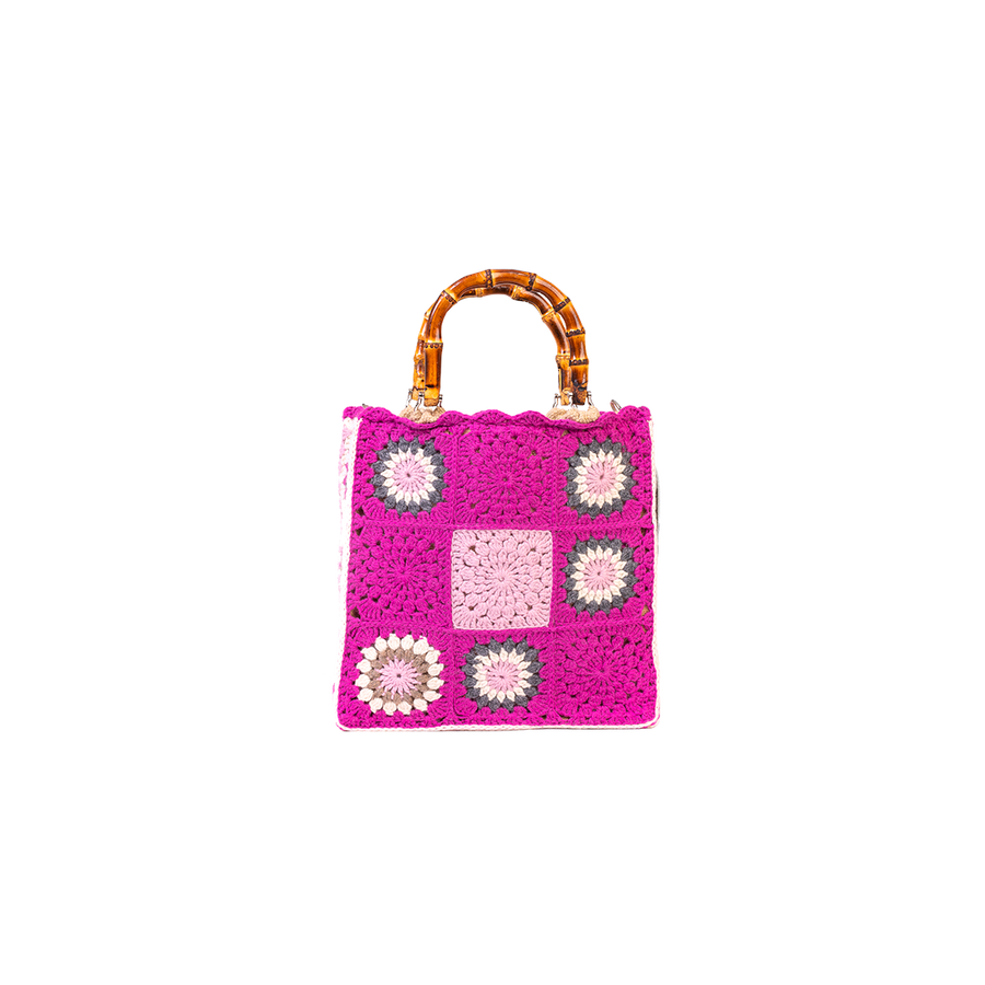 Tote Bag, di medie dimensioni lavorata ad uncinetto, è ispirata alla fioritura dei mandorli, i primi fiori a sbocciare ed a donarci il primo dolce colore della primavera. I manici in bambù, uno dei simboli identificativi del brand, permettono di indossarla come borsa a mano; La sua tracolla rimovibile, invece, permette di portare la borsa a spalla. Di manifattura artigianale, prodotta in Italia.