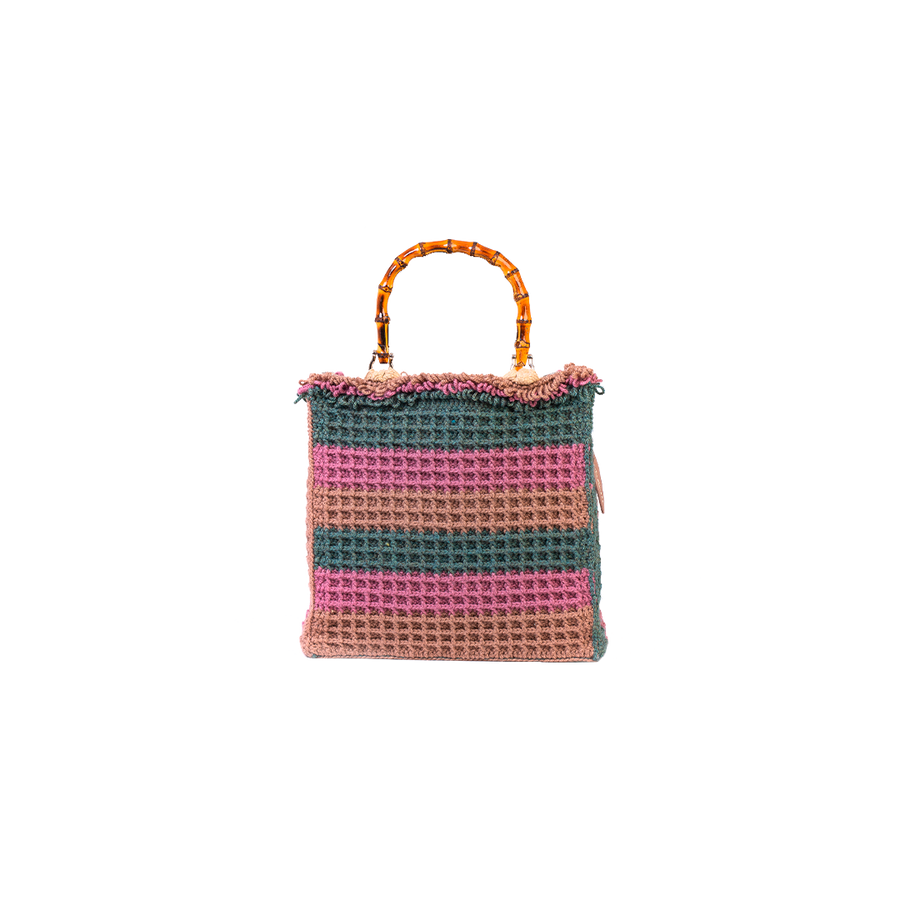 Tote bag lavorata ad uncinetto con la tecnica del punto waffle, composta da sei linee dai colori tenui e delicati. I manici in bambù, uno dei simboli identificativi del brand, permettono di indossarla come borsa a mano; La sua tracolla rimovibile, invece, permette di portare la borsa a spalla. Di manifattura artigianale, prodotta in Italia.