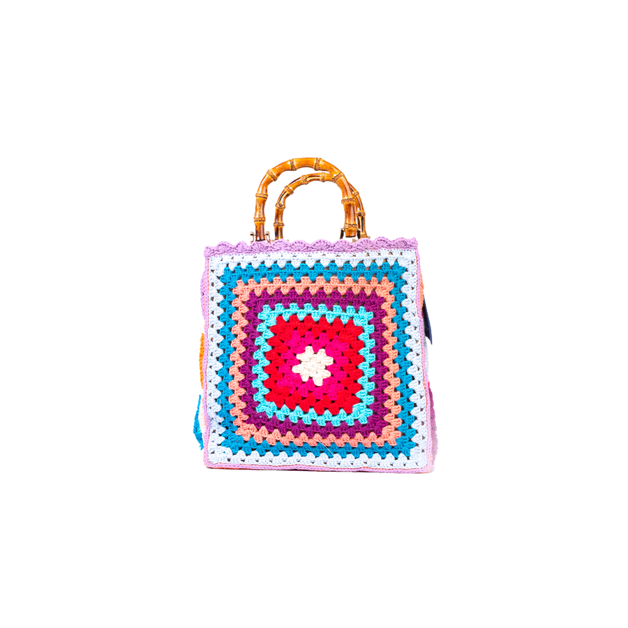 Concentricamente quadrati, due volti di una stessa medaglia con colori contrapposti, compongono queta tote bag di pregevole fattura. I manici in bambù, uno dei simboli identificativi del brand, permettono di indossarla come borsa a mano; Di manifattura artigianale, prodotta in Italia.