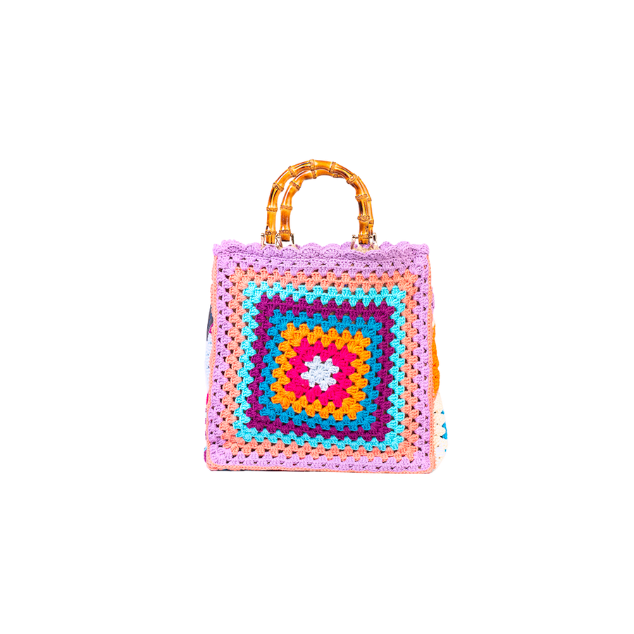 Concentricamente quadrati, due volti di una stessa medaglia con colori contrapposti, compongono queta tote bag di pregevole fattura. I manici in bambù, uno dei simboli identificativi del brand, permettono di indossarla come borsa a mano; Di manifattura artigianale, prodotta in Italia.