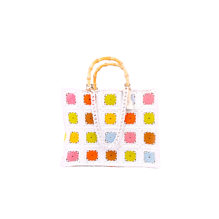 Design patchwork per questo splendido pezzo lavorato ad uncinetto.Unica nel suo genere, questa capiente e morbida Tote Bag, presenta come protagonisti incantevoli fiori. I manici in bambù, uno dei simboli identificativi del brand, permettono di indossarla come borsa a mano; Due manici rimovibili a catena, invece, permettono di portare la borsa a spalla. Di manifattura artigianale, prodotta in Italia.
