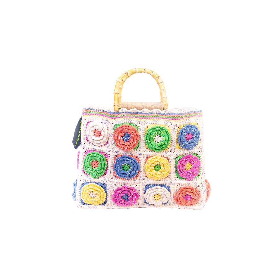 Questa Tote Bag ad uncinetto presenta una fitta trama di un bianco impuro che talvolta presenta degli elementi di indaco e di giallo. I manici in bambù, uno dei simboli identificativi del brand, permettono di indossarla come borsa a mano. Di manifattura artigianale, prodotta in Italia.