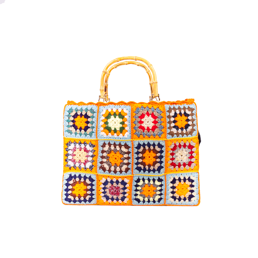 Questa Tote Bag dal design patchwork, unica nel suo genere, è composta da mattonelle realizzate ad uncinetto dolci e delicate. I manici in bambù, uno dei simboli identificativi del brand, permettono di indossarla come borsa a mano. Di manifattura artigianale, prodotta in Italia.
