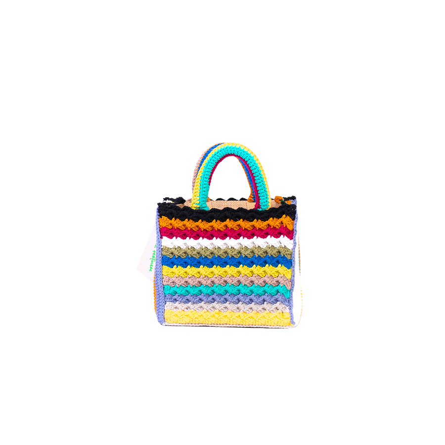 Riga dopo riga, intreccio dopo intreccio, si compone di colori pastello questa splendida light bag lavorata ad uncinetto. I manici morbidi, rivestiti interamente a mano, permettono di portarla come borsa a mano; La sua tracolla rimovibile, invece, permette di portare la borsa a spalla. Di manifattura artigianale, prod…