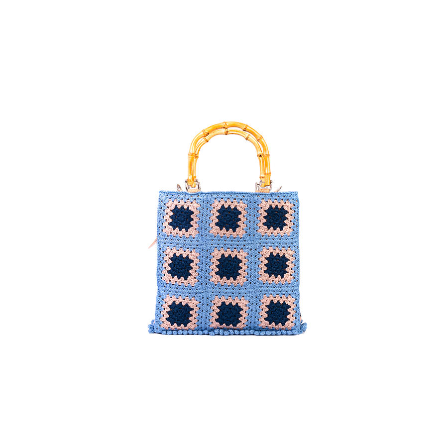 Questa Tote bag dal design patchwork è realizzata ad uncinetto. Elementi di spicco composti da mattonelle ispirate alle maioliche dei palazzi del centro. I manici in bambù, uno dei simboli identificativi del brand, permettono di indossarla come borsa a mano; La sua tracolla rimovibile, invece, permette di portare la borsa a spalla. Di manifattura artigianale, prodotta in Italia