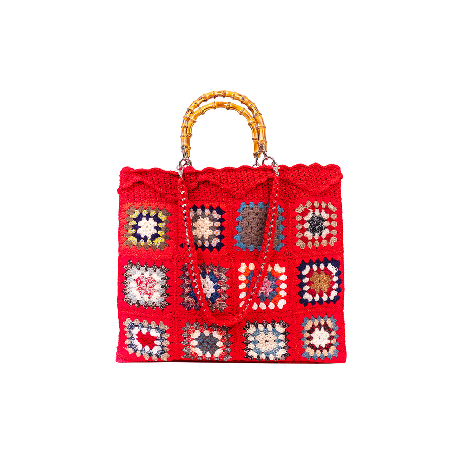 Lavorazione all’uncinetto con mattonelle dal tono rosso accesso, vibranti, gioiose e intense. I manici in bambù, uno dei simboli identificativi del brand, permettono di indossarla come borsa a mano; Due manici più lunghi e rimovibile, invece, permettono di portare la borsa a spalla. Di manifattura artigianale, prodotta in Italia.