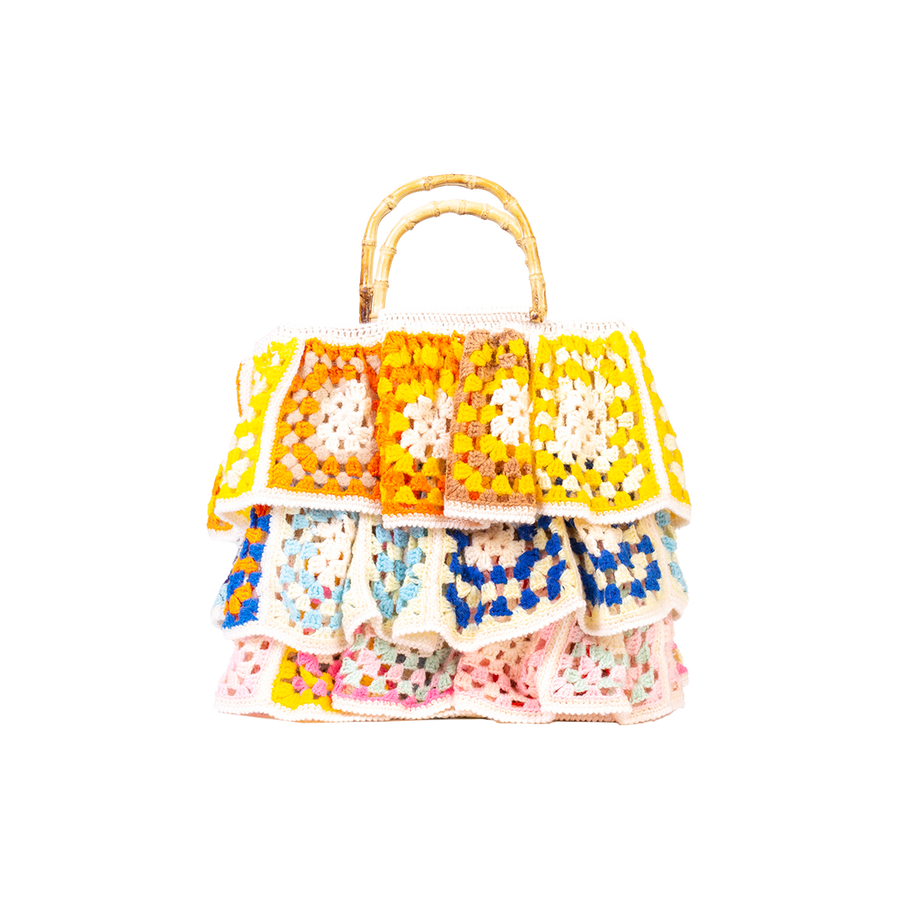 Shopping bag dal design patchwork. Un pezzo di pregevole fattura composto da tre tele che avvolgono la borsa nella sua interezza. Questa bag echeggia la tradizione riportando in auge gli antichi pizzi di un tempo. I manici in bambù, uno dei simboli identificativi del brand, permettono di indossarla come borsa a mano. Di manifattura artigianale, prodotta in Italia.