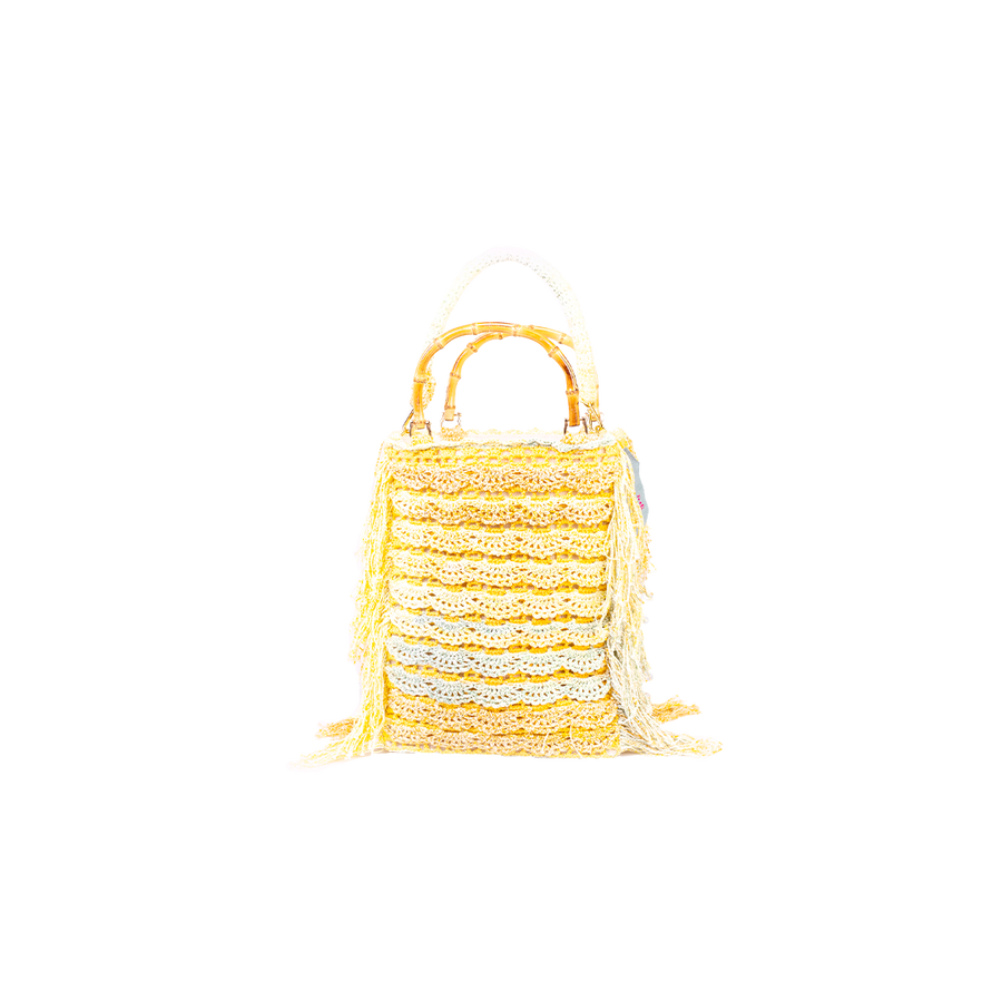 Realizzata ad uncinetto, questa tote bag si presenta con una base a rete e dei punti a ventaglio in rilievo. I manici in bambù, uno dei simboli identificativi del brand, permettono di indossarla come borsa a mano; Un manico più lungo, realizzato mediante uncinetto, permette di portarla a spalla. Di manifattura artigianale, prodotta in Italia.
