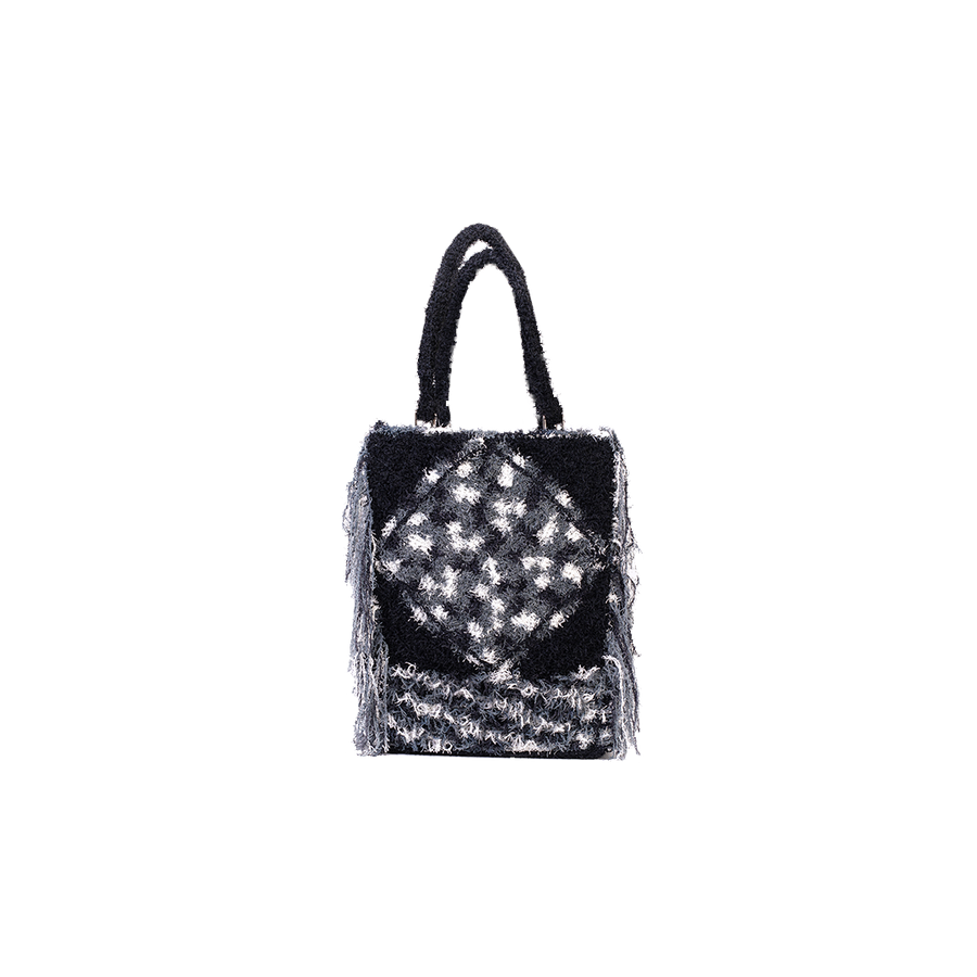 Questa Tote Bag è composta da cinque geometrie ben definite.Bianco o nero, giusto o sbagliato, buono o cattivo, un forte contrasto che ricorda una città che se ne frega del pensiero dicotomico e che ospita una miscela di stili architettonici dal post-moderno al Beaux Arts, dal Gothic Revival al Romanico. I suoi lunghi e morbidi manici, realizzati mediante uncinetto, permettono di indossarla come borsa a mano. Di manifattura artigianale, prodotta in Italia.