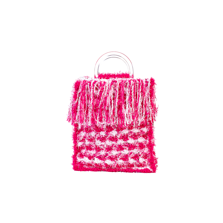 Light bag lavorata a mano composta da intricati intrecci. Compatta e glamour questo pezzo unico è un ricordo di Marfa, delle sue misteriose luci che dipingono il cielo di arte e mistero. I manici in plexiglass permettono di indossarla come borsa a mano; La sua tracolla rimovibile, invece, permette di portare la borsa a spalla. Di manifattura artigianale, prodotta in Italia.
