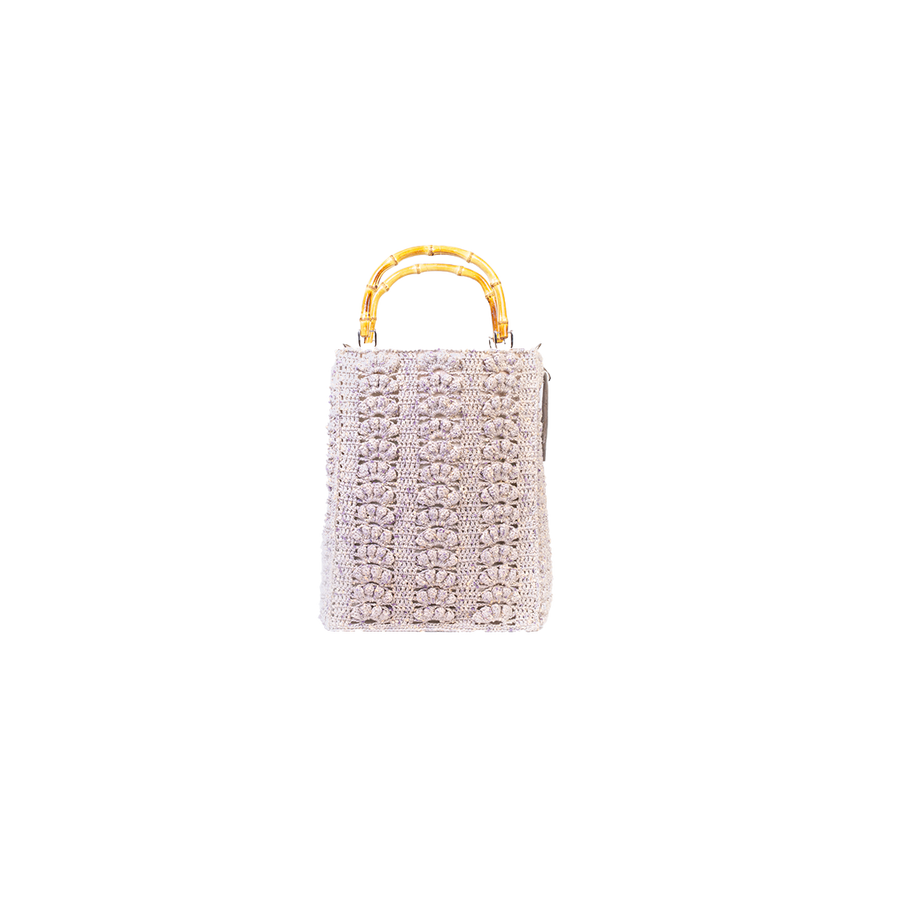"Concha" simbolo di vita e di rinascita è realizzata ad uncinetto con l’unione di diversi stili, che rendono questa Tote Bag unica nel suo genere. I manici in bambù, uno dei simboli identificativi del brand, permettono di indossarla come borsa a mano; La sua tracolla rimovibile, invece, permette di portare la borsa a spalla. Di manifattura artigianale, prodotta in Italia.