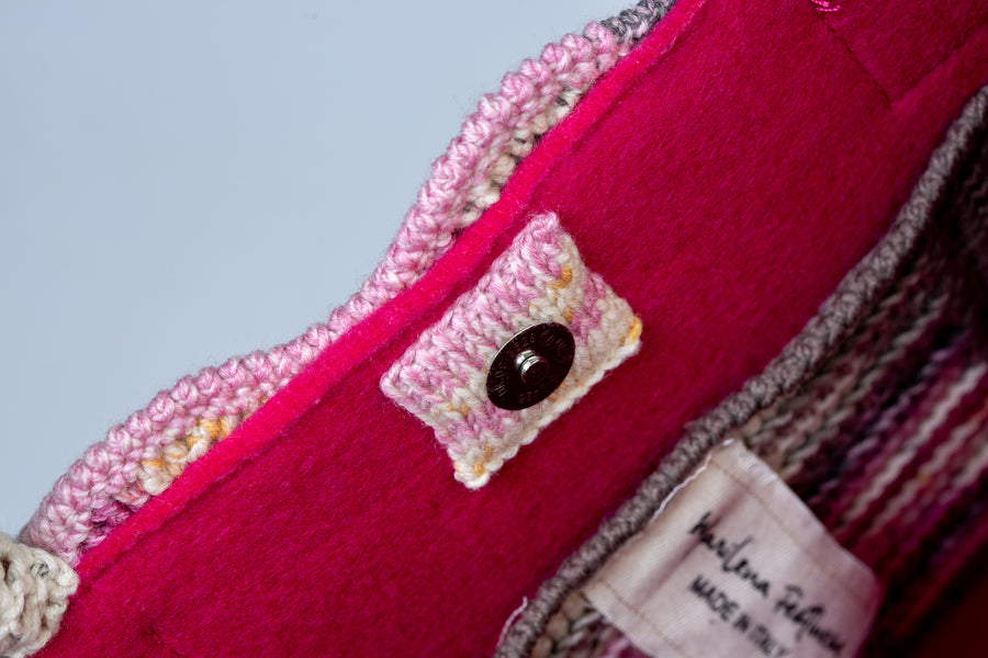 La sovrapposizione di ventagli che si espandono sui due volti ricordano a chi la guarda, un giardino giapponese dai fiori di diverse tonalità di rosa. Shopping Bag invernale è realizzata in pura lana, con manici morbidi rivestiti a mano per portare la borsa a mano ed una tracolla rimovibile per indossarla a spalla. Manifattura artigianale, prodotta in Italia. 