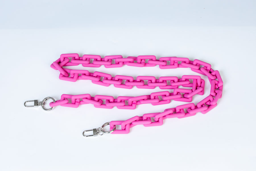 La sovrapposizione di ventagli che si espandono sui due volti ricordano a chi la guarda, un giardino giapponese dai fiori di diverse tonalità di rosa. Shopping Bag invernale è realizzata in pura lana, con manici morbidi rivestiti a mano per portare la borsa a mano ed una tracolla rimovibile per indossarla a spalla. Manifattura artigianale, prodotta in Italia. 