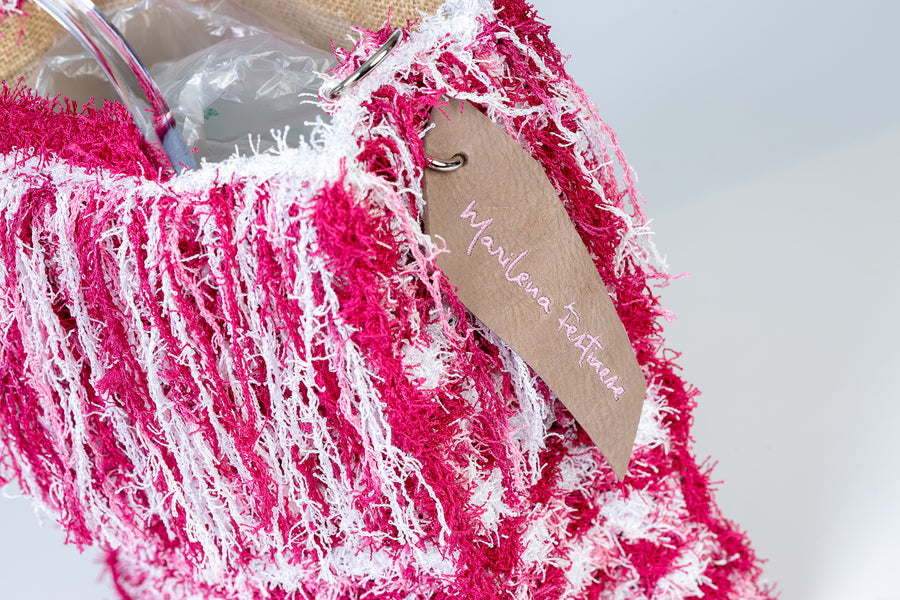 Light bag lavorata a mano composta da intricati intrecci. Compatta e glamour questo pezzo unico è un ricordo di Marfa, delle sue misteriose luci che dipingono il cielo di arte e mistero. I manici in plexiglass permettono di indossarla come borsa a mano; La sua tracolla rimovibile, invece, permette di portare la borsa a spalla. Di manifattura artigianale, prodotta in Italia.
