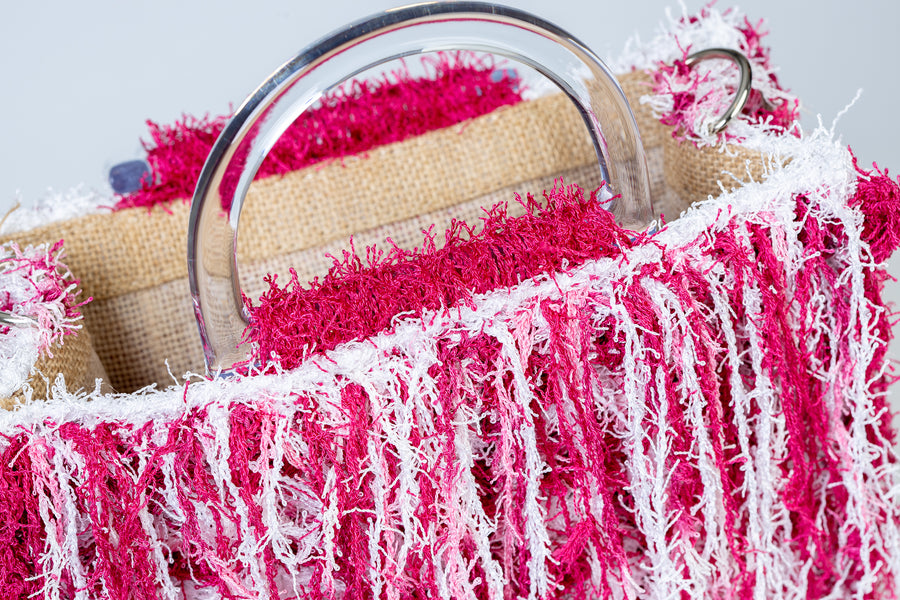 Light bag lavorata a mano composta da intricati intrecci. Compatta e glamour questo pezzo unico è un ricordo di Marfa, delle sue misteriose luci che dipingono il cielo di arte e mistero. I manici in plexiglass permettono di indossarla come borsa a mano; La sua tracolla rimovibile, invece, permette di portare la borsa a spalla. Di manifattura artigianale, prodotta in Italia.
