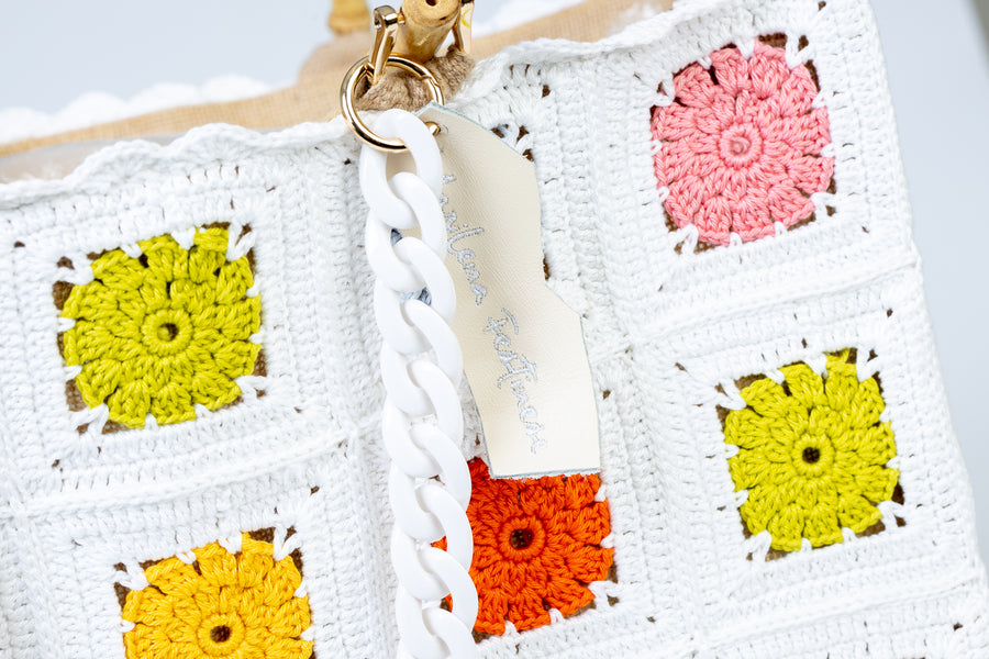 Design patchwork per questo splendido pezzo lavorato ad uncinetto.Unica nel suo genere, questa capiente e morbida Tote Bag, presenta come protagonisti incantevoli fiori. I manici in bambù, uno dei simboli identificativi del brand, permettono di indossarla come borsa a mano; Due manici rimovibili a catena, invece, permettono di portare la borsa a spalla. Di manifattura artigianale, prodotta in Italia.