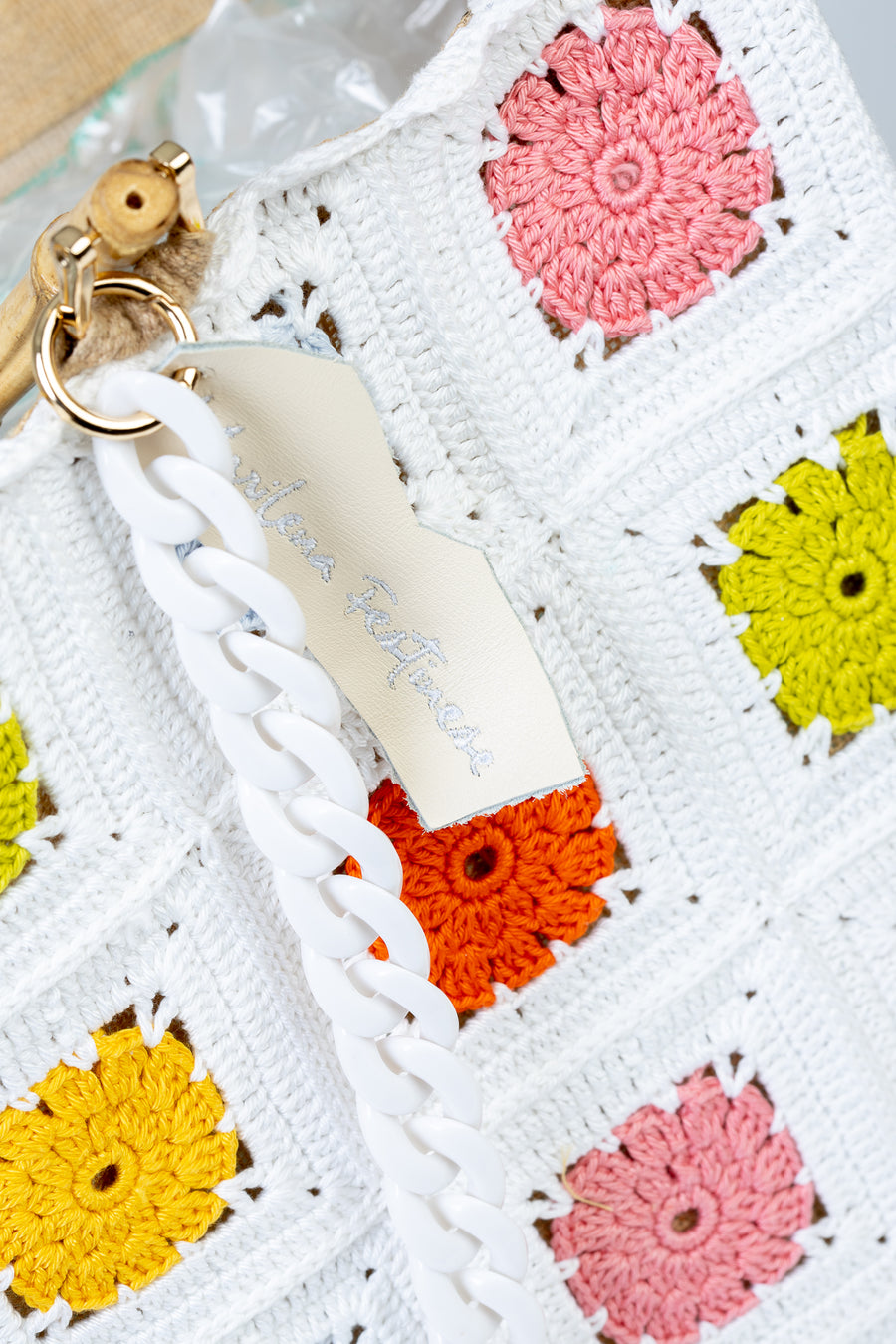 Design patchwork per questo splendido pezzo lavorato ad uncinetto.Unica nel suo genere, questa capiente e morbida Tote Bag, presenta come protagonisti incantevoli fiori. I manici in bambù, uno dei simboli identificativi del brand, permettono di indossarla come borsa a mano; Due manici rimovibili a catena, invece, permettono di portare la borsa a spalla. Di manifattura artigianale, prodotta in Italia.