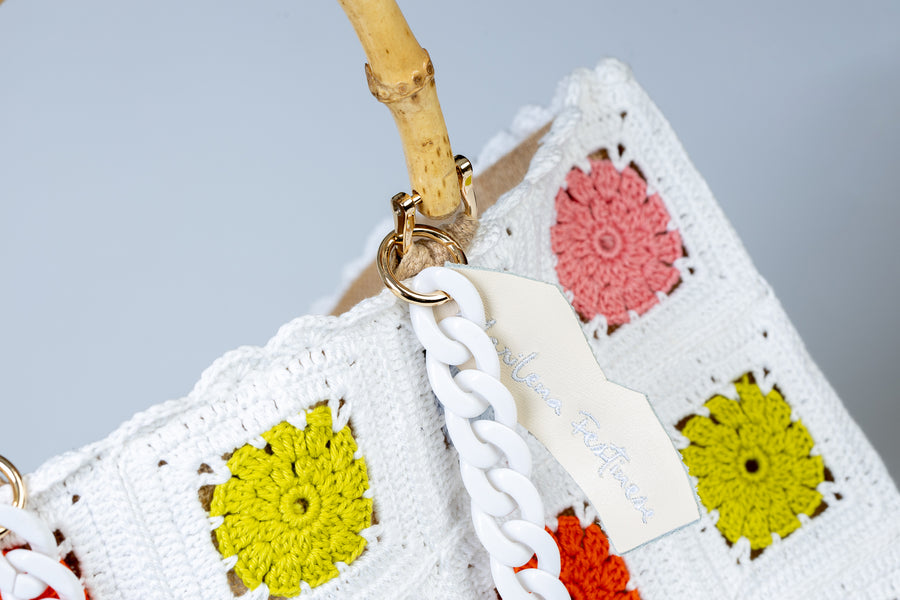 Design patchwork per questo splendido pezzo lavorato ad uncinetto.Unica nel suo genere, questa capiente e morbida Tote Bag, presenta come protagonisti incantevoli fiori. I manici in bambù, uno dei simboli identificativi del brand, permettono di indossarla come borsa a mano; Due manici rimovibili a catena, invece, permettono di portare la borsa a spalla. Di manifattura artigianale, prodotta in Italia.