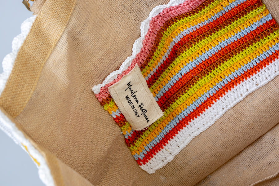 Design patchwork per questo splendido pezzo lavorato ad uncinetto.Unica nel suo genere, questa capiente e morbida Tote Bag, presenta come protagonisti incantevoli fiori. I manici in bambù, uno dei simboli identificativi del brand, permettono di indossarla come borsa a mano; Due manici rimovibili a catena, invece, permettono di portare la borsa a spalla. Di manifattura artigianale, prodotta in Italia.