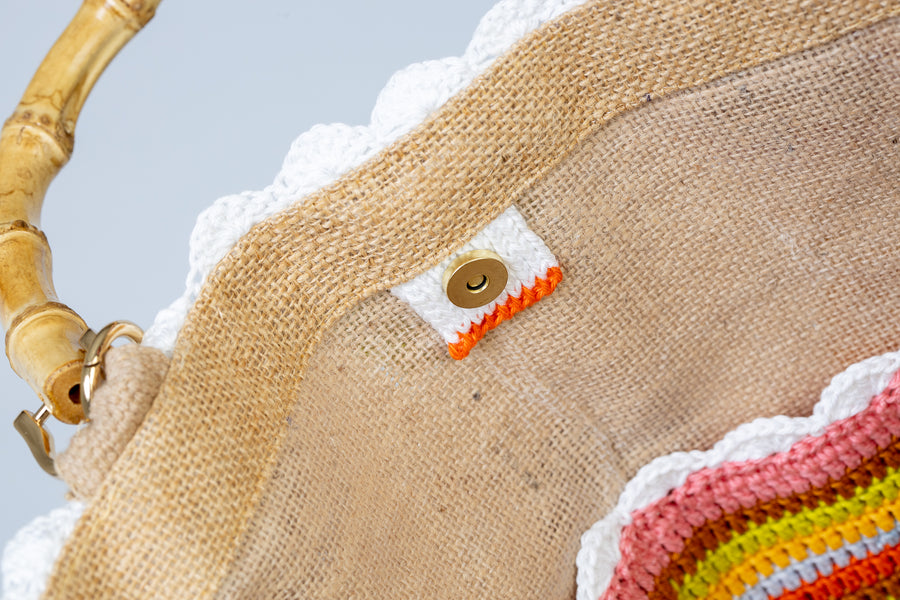 Design patchwork per questo splendido pezzo lavorato ad uncinetto.Unica nel suo genere, questa capiente e morbida Tote Bag, presenta come protagonisti incantevoli fiori. I manici in bambù, uno dei simboli identificativi del brand, permettono di indossarla come borsa a mano; Due manici rimovibili a catena, invece, permettono di portare la borsa a spalla. Di manifattura artigianale, prodotta in Italia.