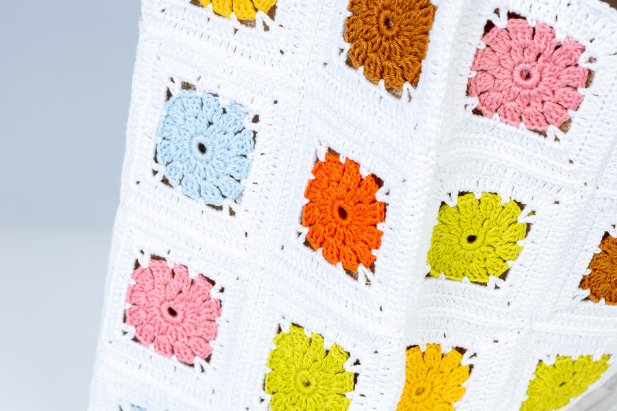 Design patchwork per questo splendido pezzo lavorato ad uncinetto.Unica nel suo genere, questa capiente e morbida Tote Bag, presenta come protagonisti incantevoli fiori. I manici in bambù, uno dei simboli identificativi del brand, permettono di indossarla come borsa a mano; Due manici rimovibili a catena, invece, permettono di portare la borsa a spalla. Di manifattura artigianale, prodotta in Italia.