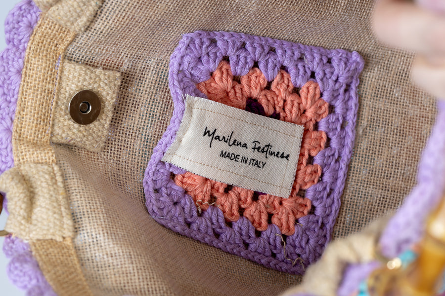 Concentricamente quadrati, due volti di una stessa medaglia con colori contrapposti, compongono queta tote bag di pregevole fattura. I manici in bambù, uno dei simboli identificativi del brand, permettono di indossarla come borsa a mano; Di manifattura artigianale, prodotta in Italia.