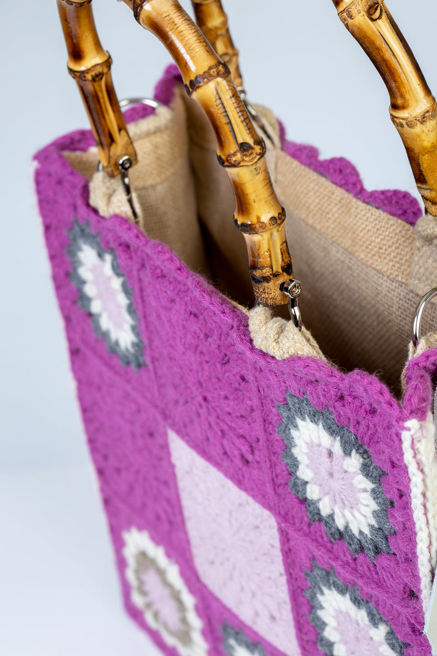 Tote Bag, di medie dimensioni lavorata ad uncinetto, è ispirata alla fioritura dei mandorli, i primi fiori a sbocciare ed a donarci il primo dolce colore della primavera. I manici in bambù, uno dei simboli identificativi del brand, permettono di indossarla come borsa a mano; La sua tracolla rimovibile, invece, permette di portare la borsa a spalla. Di manifattura artigianale, prodotta in Italia.
