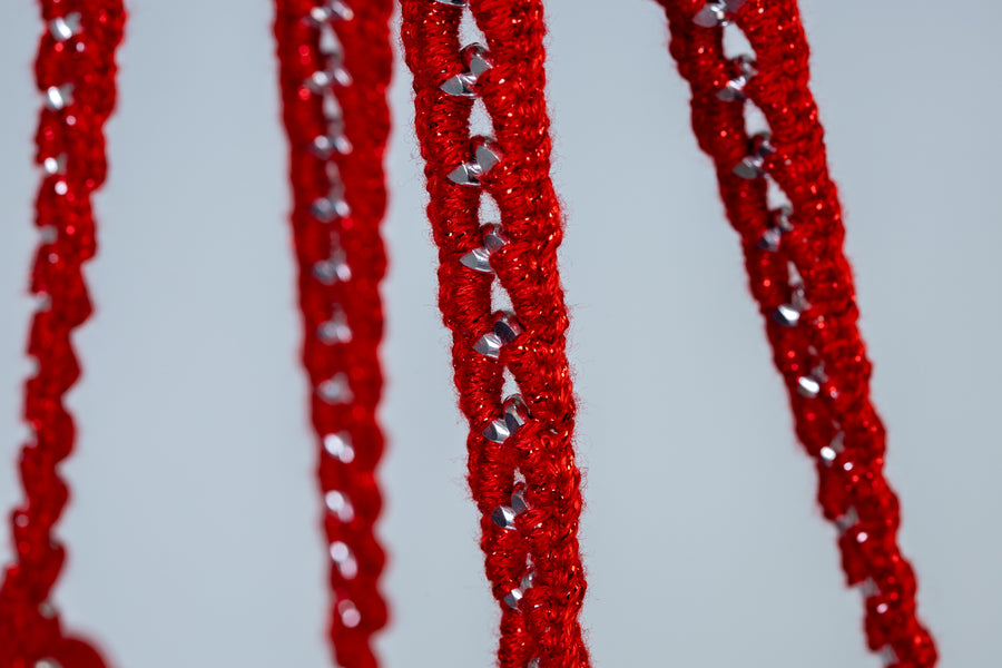 Lavorazione all’uncinetto con mattonelle dal tono rosso accesso, vibranti, gioiose e intense. I manici in bambù, uno dei simboli identificativi del brand, permettono di indossarla come borsa a mano; Due manici più lunghi e rimovibile, invece, permettono di portare la borsa a spalla. Di manifattura artigianale, prodotta in Italia.