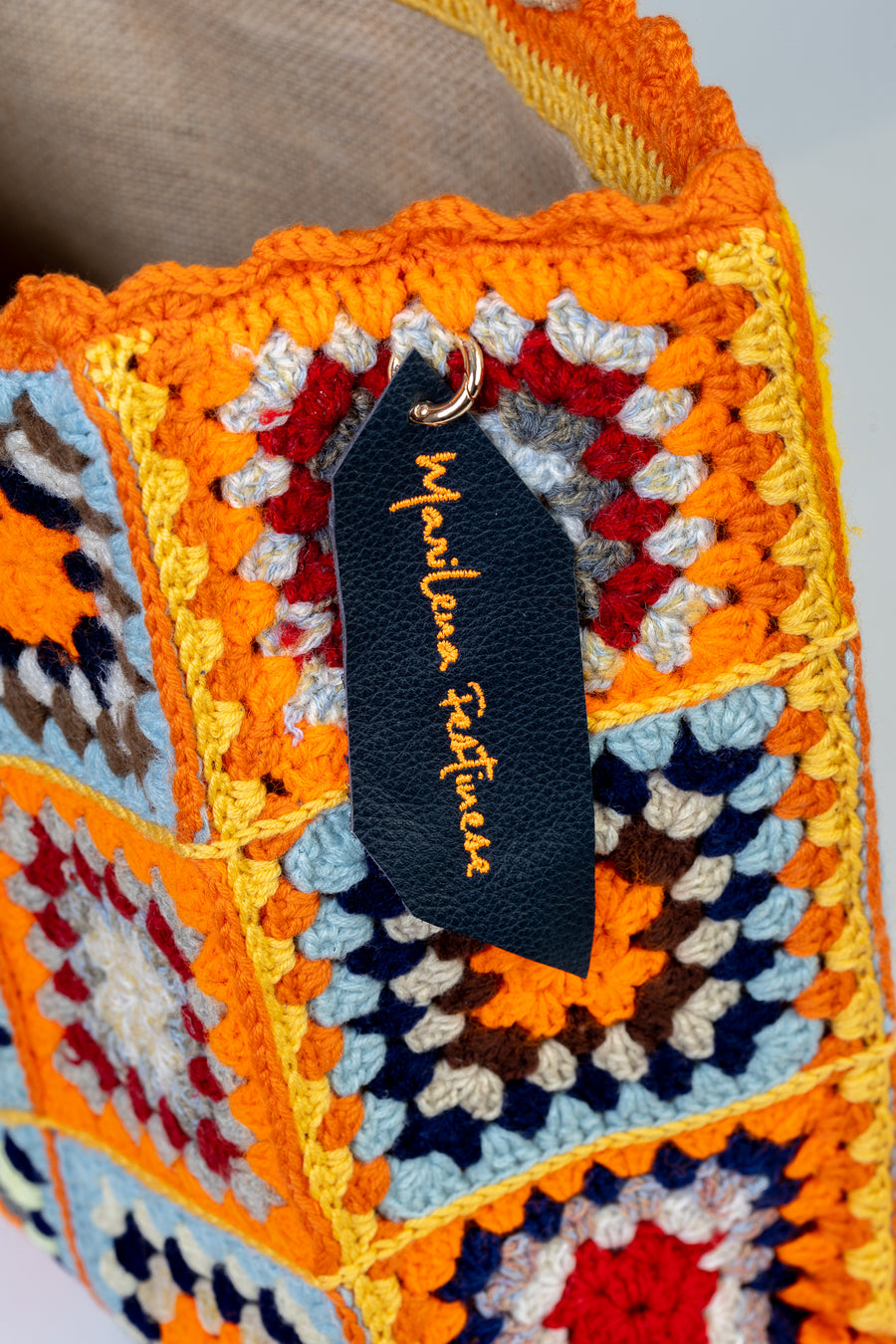 Questa Tote Bag dal design patchwork, unica nel suo genere, è composta da mattonelle realizzate ad uncinetto dolci e delicate. I manici in bambù, uno dei simboli identificativi del brand, permettono di indossarla come borsa a mano. Di manifattura artigianale, prodotta in Italia.
