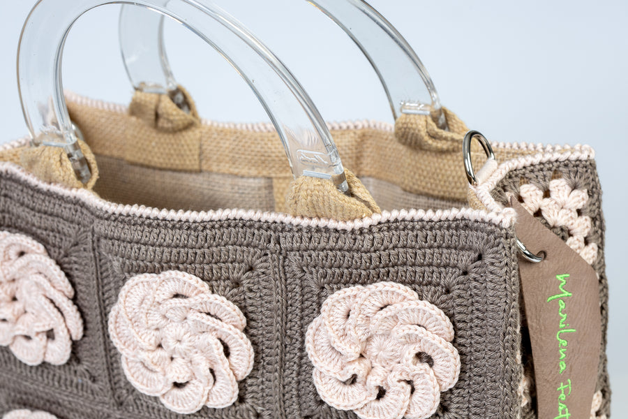 Tote bag di pregiata fattura è un elegante e capiente borsa adatta in ogni situazione. I suoi manici in plexiglass permettono di indossarla come borsa a mano. Elemento di manifattura artigianale, prodotta in Italia.