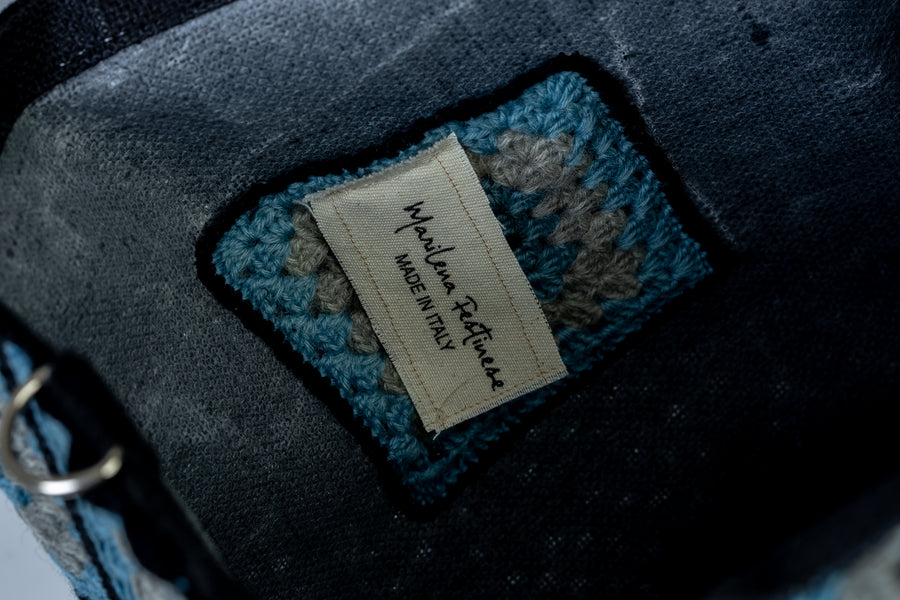 Shopping Bag lavorata mediante uncinetto con motivi originali di un celeste incanto e lunghe frange blu. Dedicata alle acque cristalline del mar mediterraneo. I suoi manici rigidi rivestiti a mano, permettono di indossarla come borsa a mano; La sua tracolla rimovibile, invece, permette di portare la borsa a spalla. Di manifattura artigianale, prodotta in Italia.