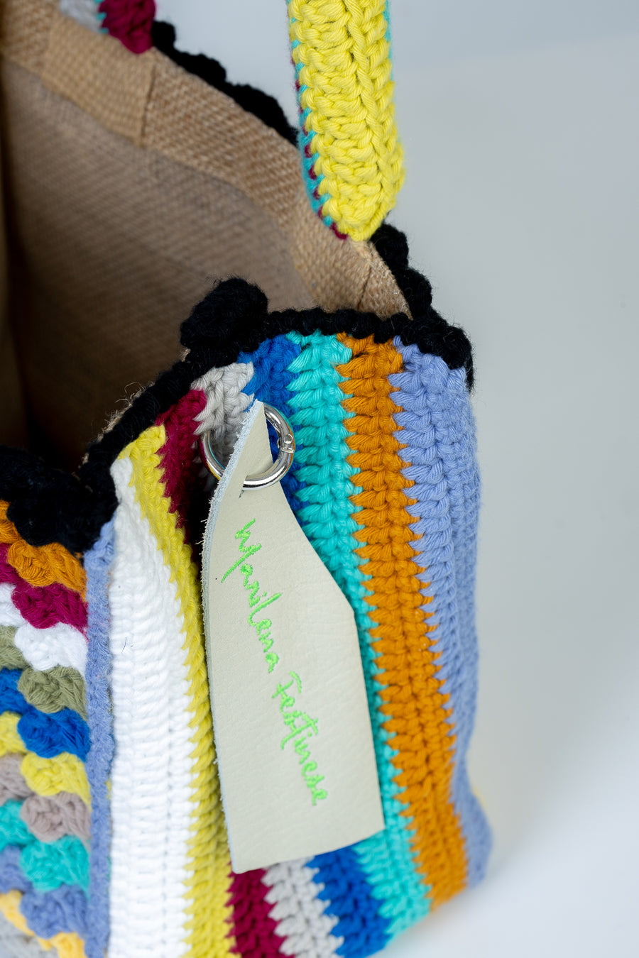Riga dopo riga, intreccio dopo intreccio, si compone di colori pastello questa splendida light bag lavorata ad uncinetto. I manici morbidi, rivestiti interamente a mano, permettono di portarla come borsa a mano; La sua tracolla rimovibile, invece, permette di portare la borsa a spalla. Di manifattura artigianale, prod…