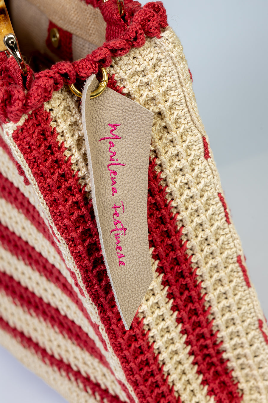 Dal basso verso l’alto, questa Tote Bag, presenta delle linee ordinate composte dal "punto waffle". I manici in bambù, uno dei simboli identificativi del brand, permettono di indossarla come borsa a mano. Di manifattura artigianale, prodotta in Italia.