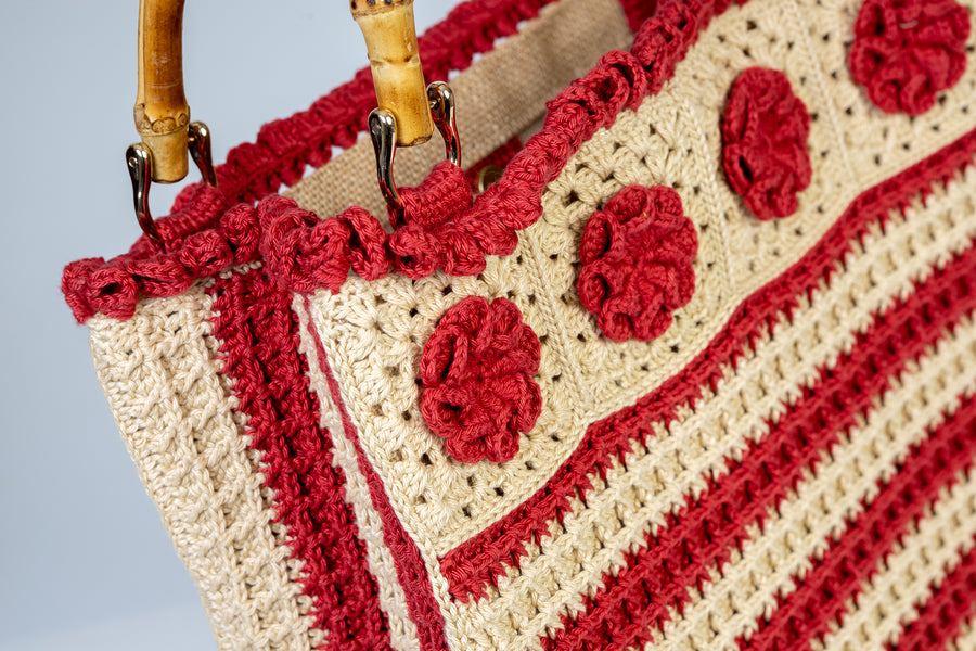 Dal basso verso l’alto, questa Tote Bag, presenta delle linee ordinate composte dal "punto waffle". I manici in bambù, uno dei simboli identificativi del brand, permettono di indossarla come borsa a mano. Di manifattura artigianale, prodotta in Italia.