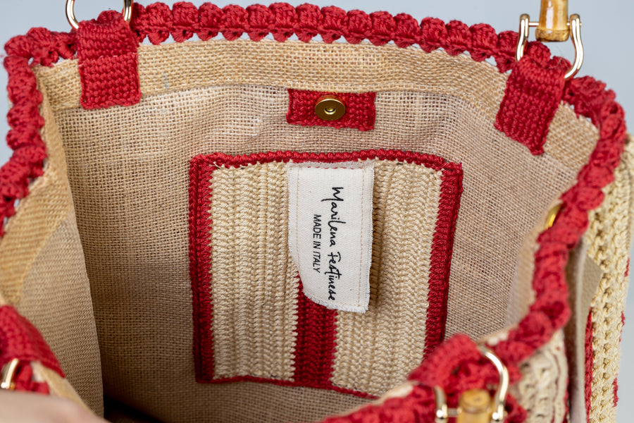 Dal basso verso l’alto, questa Tote Bag, presenta delle linee ordinate composte dal "punto waffle". I manici in bambù, uno dei simboli identificativi del brand, permettono di indossarla come borsa a mano. Di manifattura artigianale, prodotta in Italia.