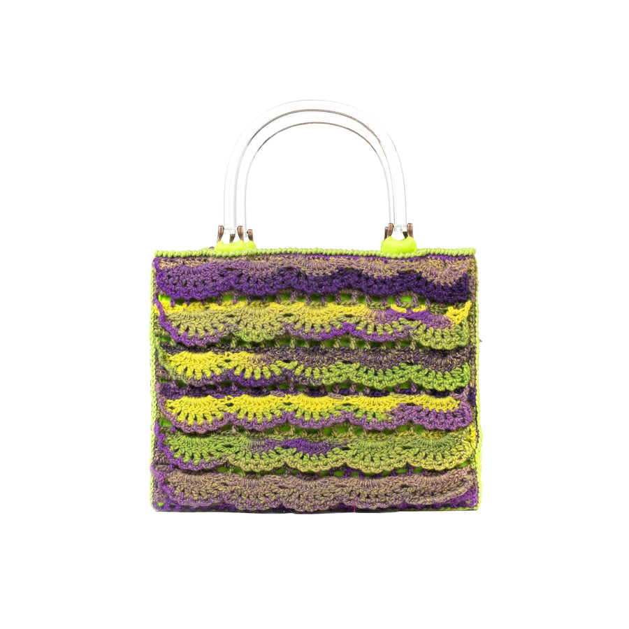 Tote bag di grandi dimensioni realizzata ad uncinetto con pura lana. Impossibile non notarla, ogni mezza luna delle sei righe presenti, dona fascino ed eleganza ad una borsa di assoluta e pregevole fattura. I manici in plexiglass permettono di indossarla come borsa a mano; la sua tracolla in vera pelle, invece, permette di portarla a spalla. Di manifattura artigianale, prodotta in Italia.