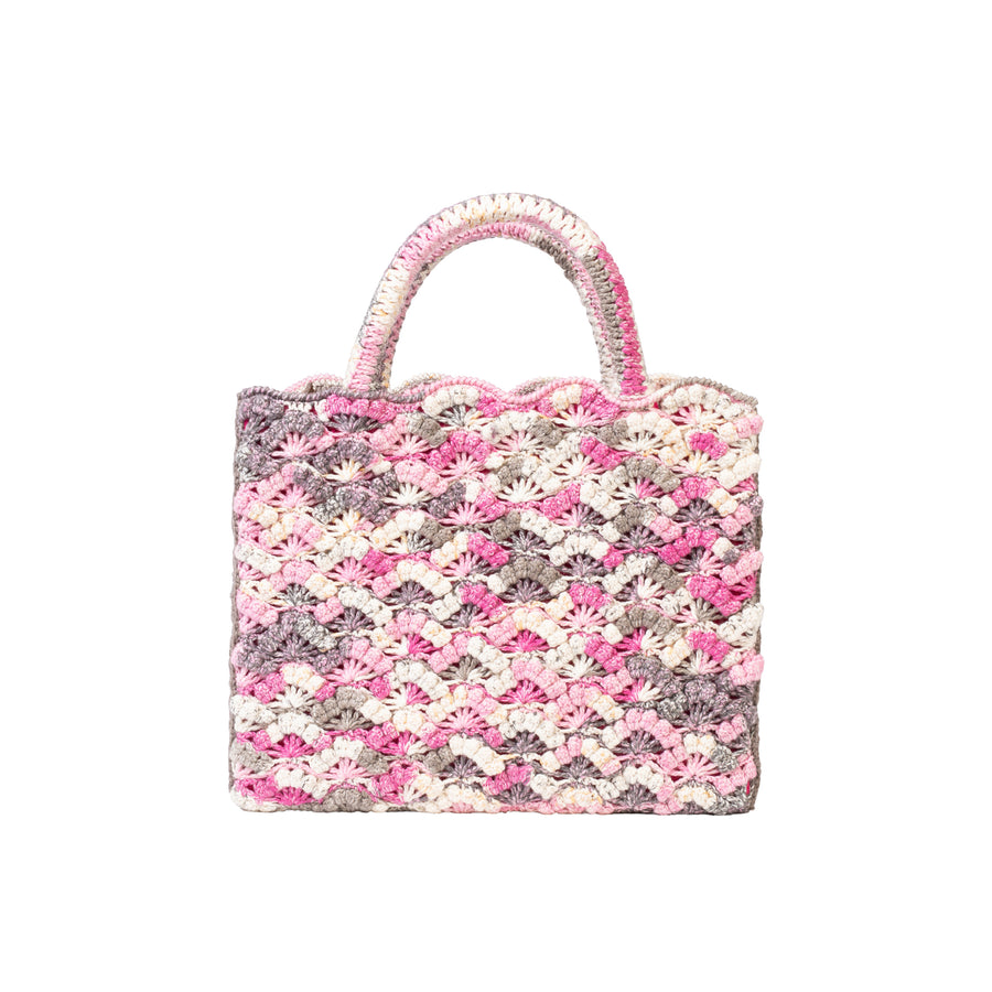 La sovrapposizione di ventagli che si espandono sui due volti ricordano a chi la guarda, un giardino giapponese dai fiori di diverse tonalità di rosa. Shopping Bag invernale è realizzata in pura lana, con manici morbidi rivestiti a mano per portare la borsa a mano ed una tracolla rimovibile per indossarla a spalla. Manifattura artigianale, prodotta in Italia. 